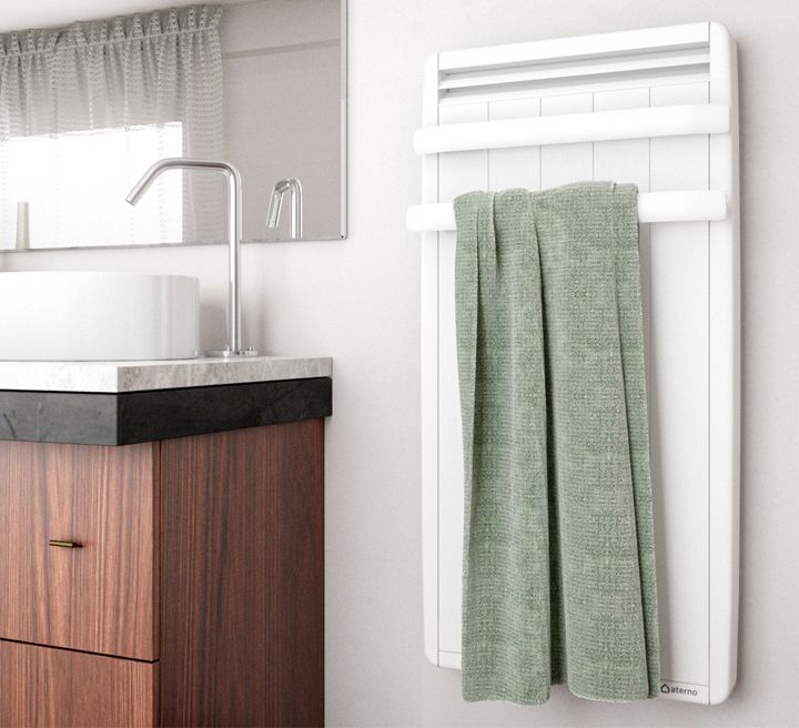 radiateur electrique porte-serviette dans une salle de bain