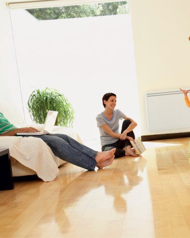 couple avec enfant dans un salon