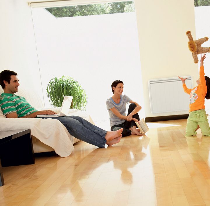 couple avec enfant dans un salon