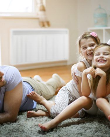 familie liggend in de woonkamer