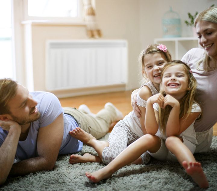 familie liggend in de woonkamer