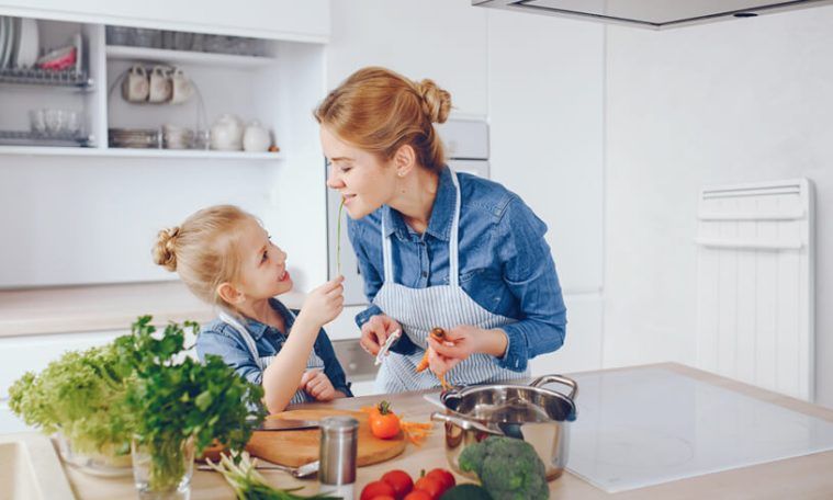 famille dans cuisine avec radiateur-electrique seche-serviette aterno